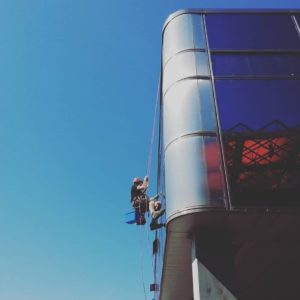 Travaux sur façade en verre