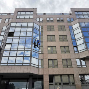 Nettoyage de vitres sur cordes